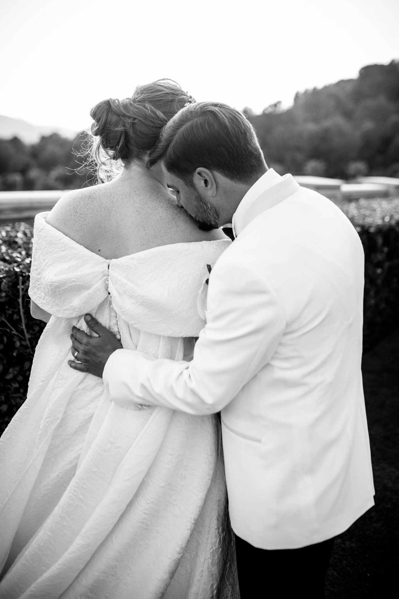 Mau besa la espalda de Stephanie, revelando detalles del vestido de novia, con Mallorca como telón de fondo. ¿Conoces los nombres de los aniversarios de boda?