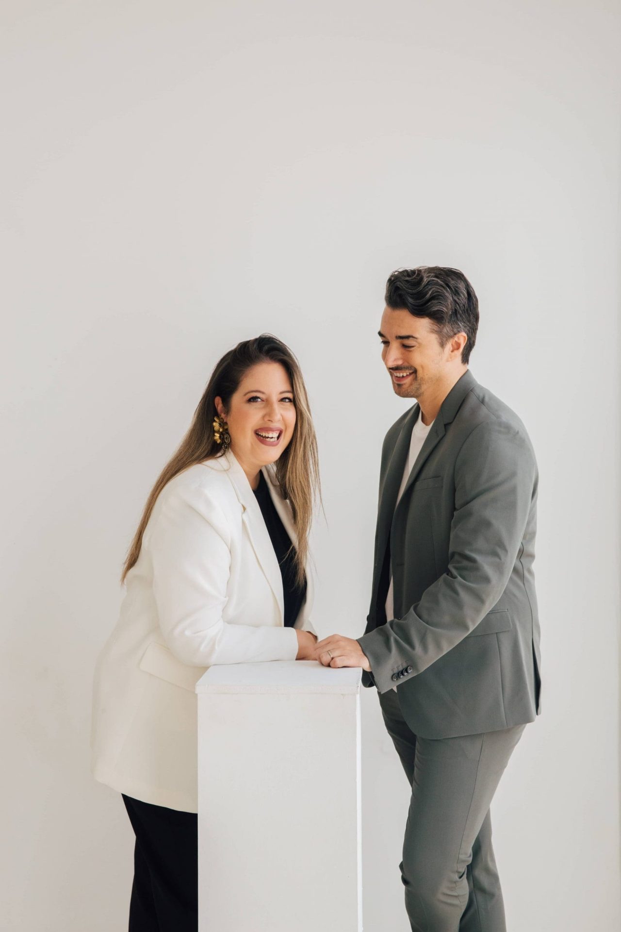 Wedding planners y fundadores de Bouclé Weddings sonriendo, expertos en crear momentos inolvidables.