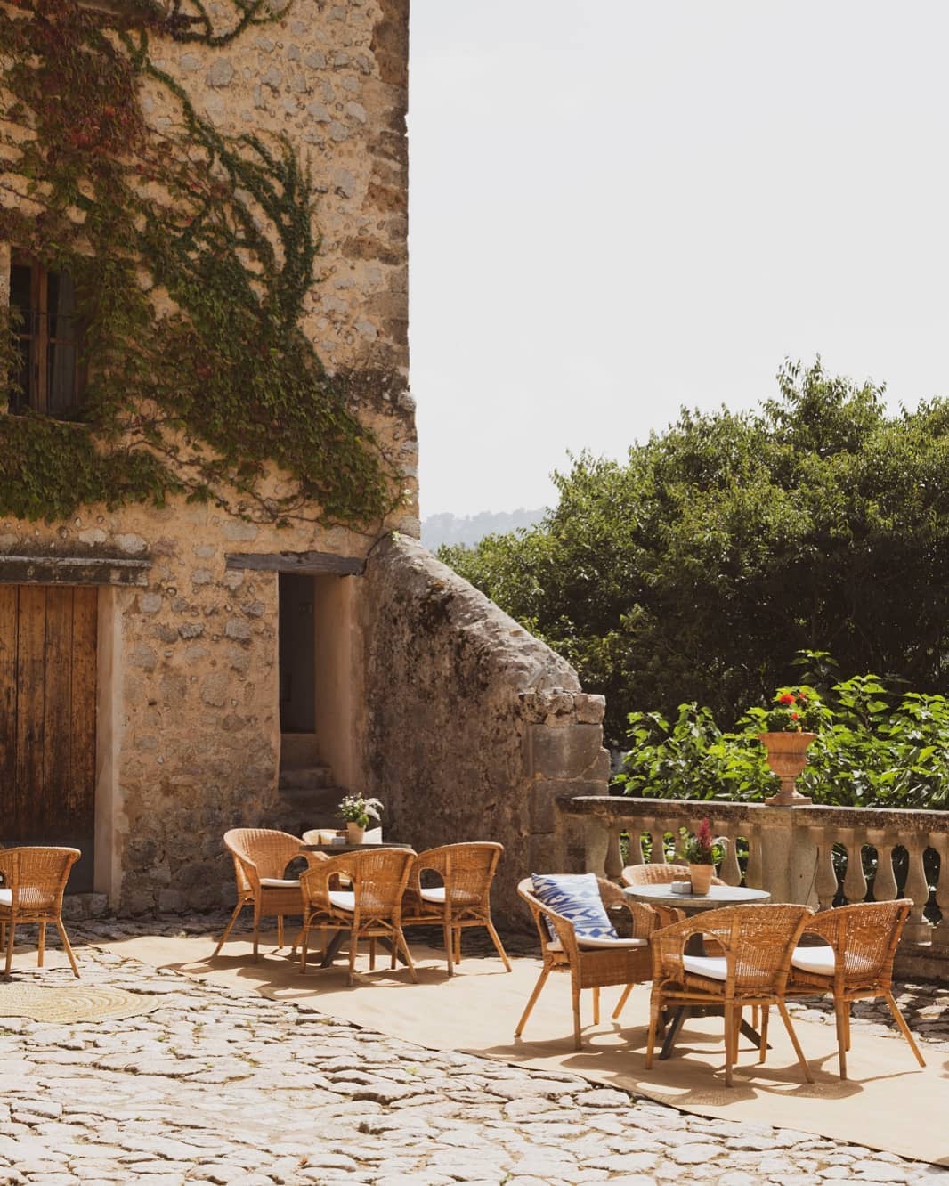 Elegantes mesas preparadas en Finca Comasema en Mallorca. Esta es una de las mejores fincas para bodas en Mallorca.