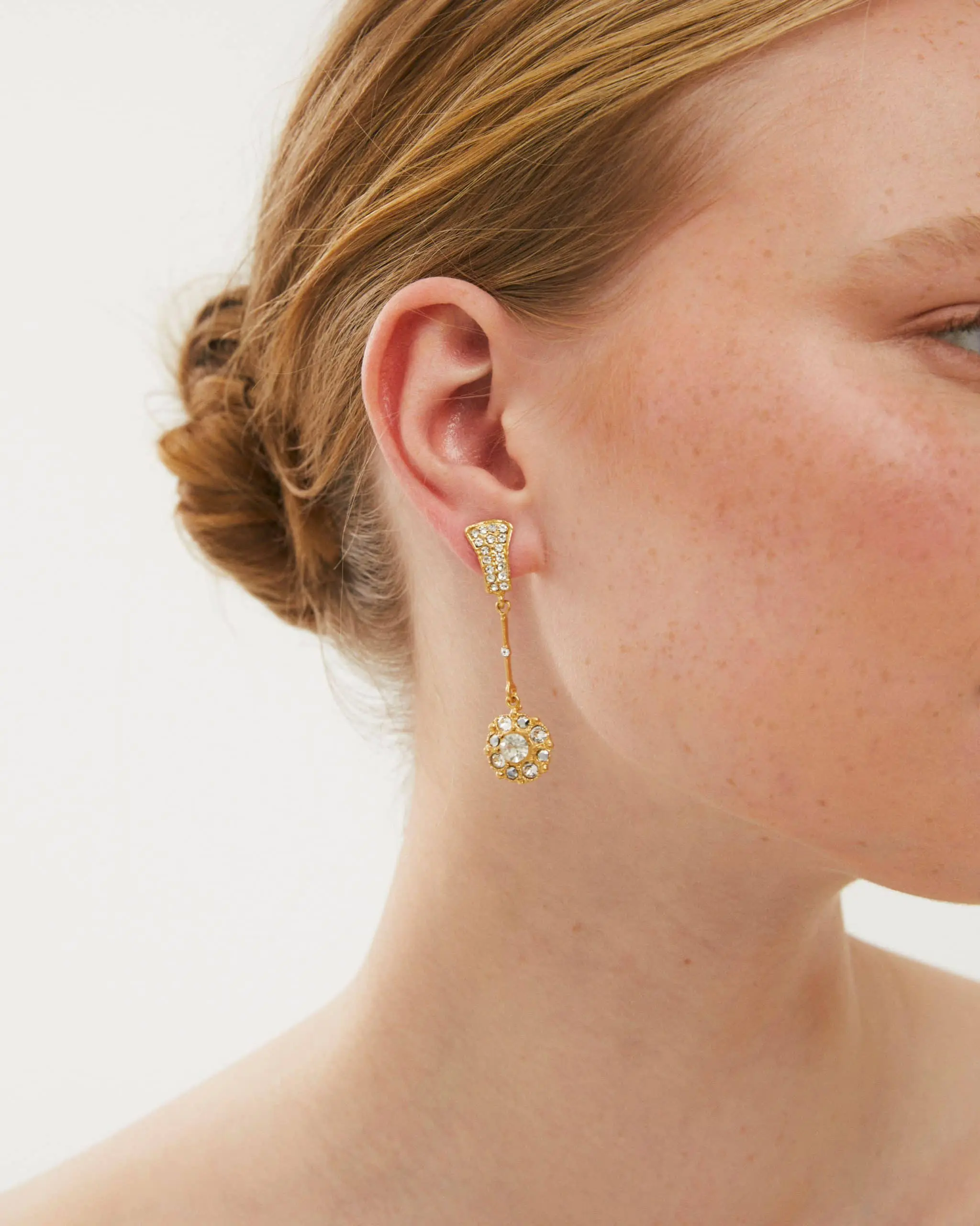 Pendientes de novia Vivien de Bouclé Weddings, hechos de plata bañada en oro de 23 quilates y decorados con cristales, inspirados en el Hollywood de los años 50