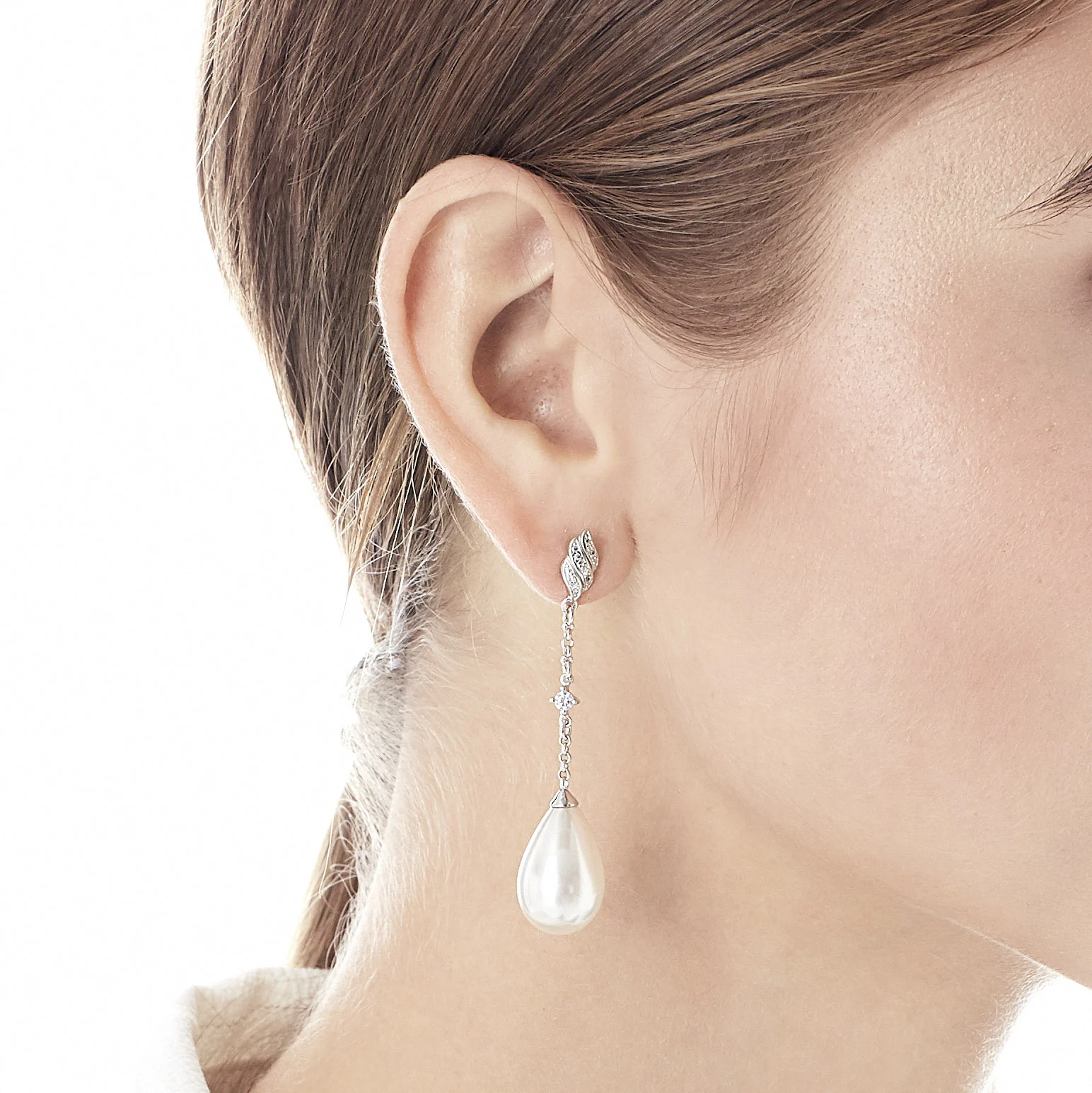Pendientes de boda Exquisite de Majorica con baño de rodio y perla en forma de pera, recomendados por Bouclé Weddings