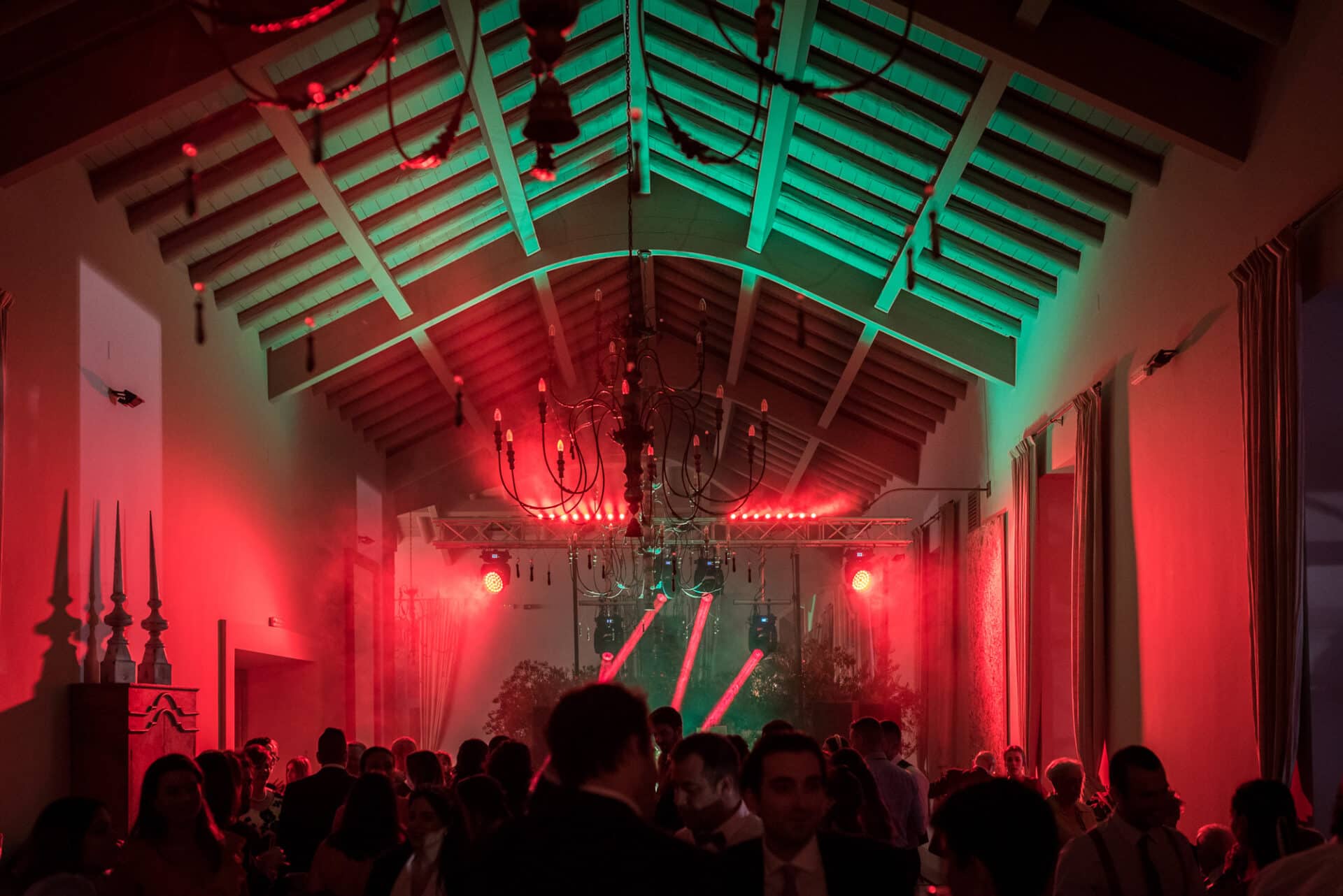 Fiesta en el interior de Finca Las Margas con luces de neón, una experiencia única en fincas para bodas en Madrid.