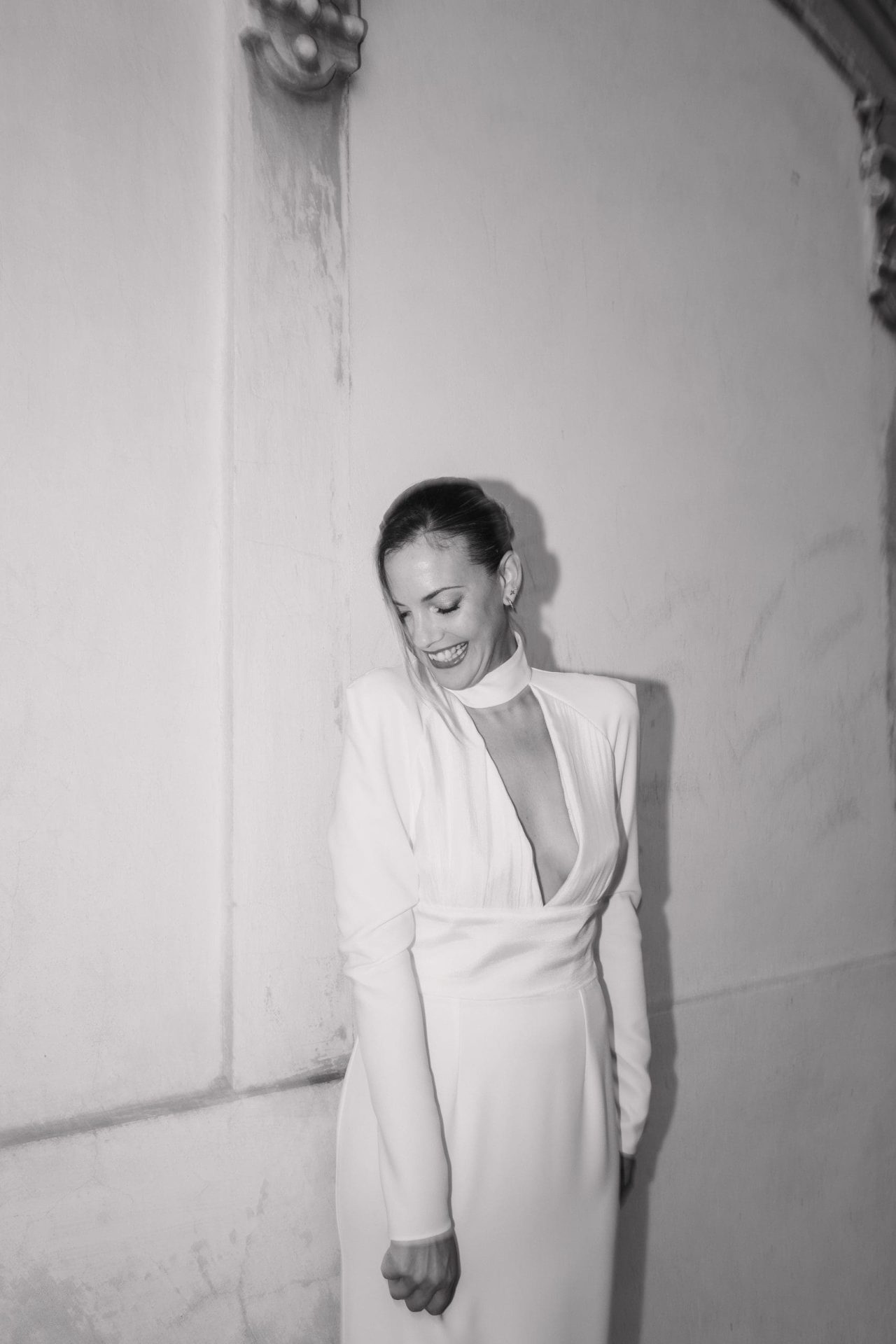 Novia el día de su boda con piel perfecta sonriendo, resultado de seguir consejos de belleza sobre cómo cuidar la piel.