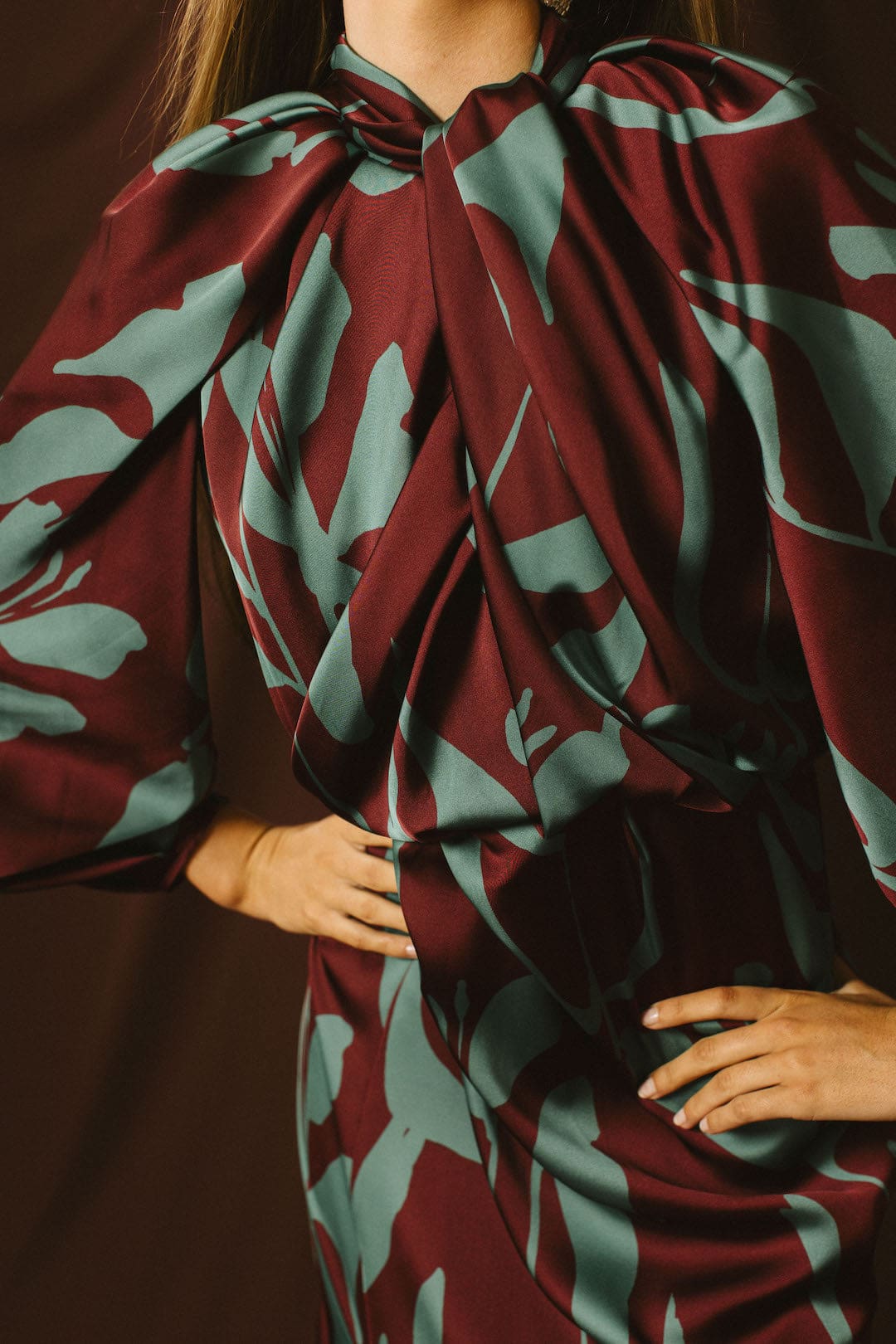 Vestido de invitada para bodas de otoño: MILA de Redondo Brand con mangas ranglan fluidas.
