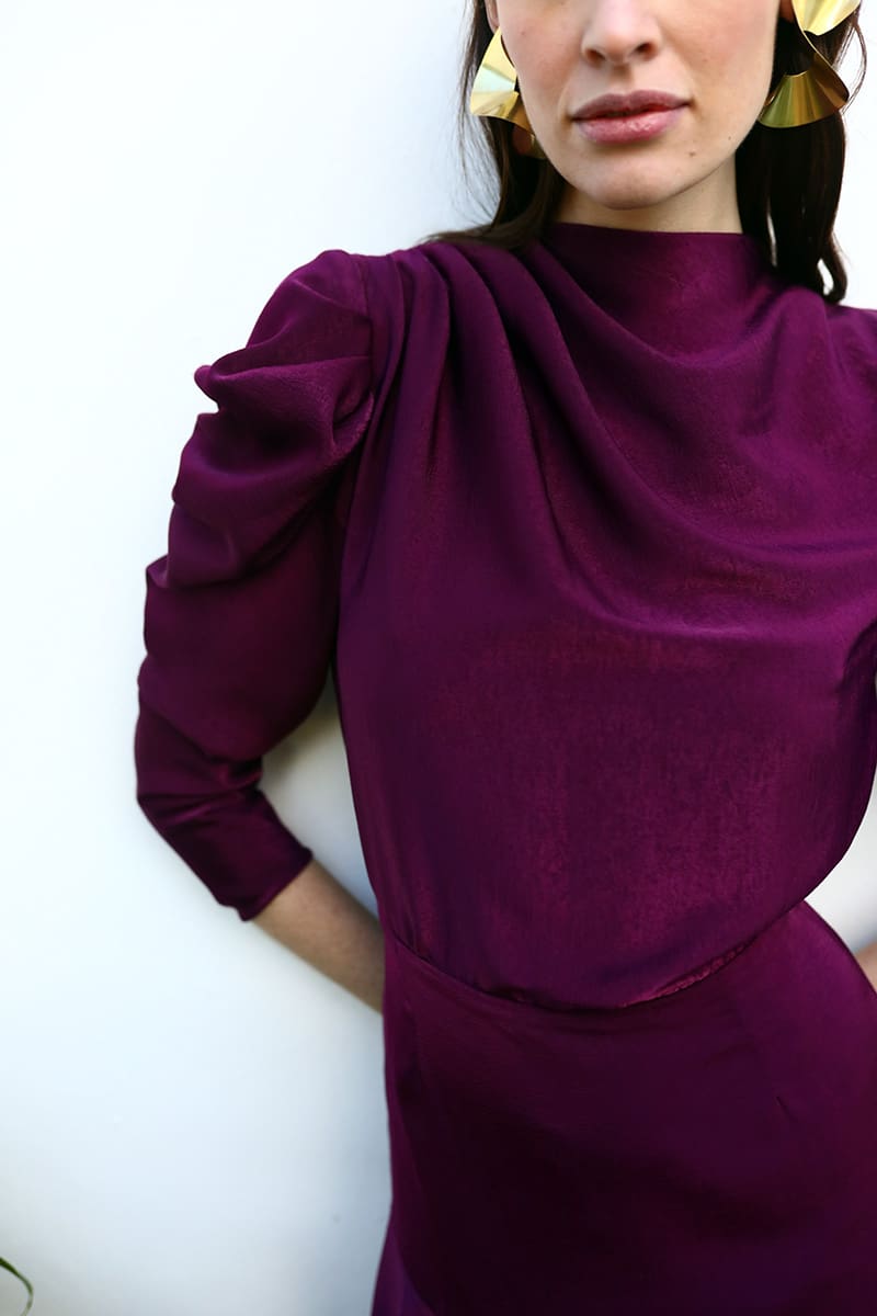 Vestido de invitada para bodas de otoño: Moore de Panambi con escote desbocado y cuello a la caja.
