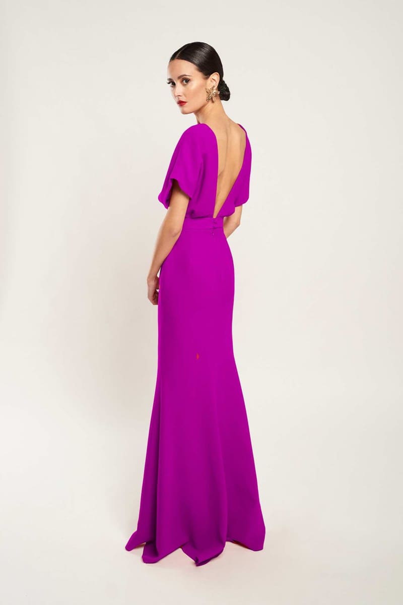 Vestido de invitada para bodas de otoño: Ana Largo Buganvilla de Boüret con diseño de crepe.