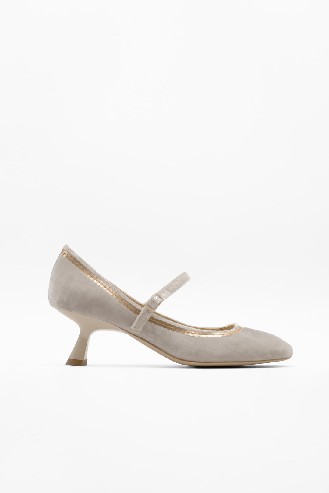 Detalle del zapato de novia Modelo Suzanne Talco de Flordeasoka, destacando su diseño elegante y sofisticado para la novia moderna.