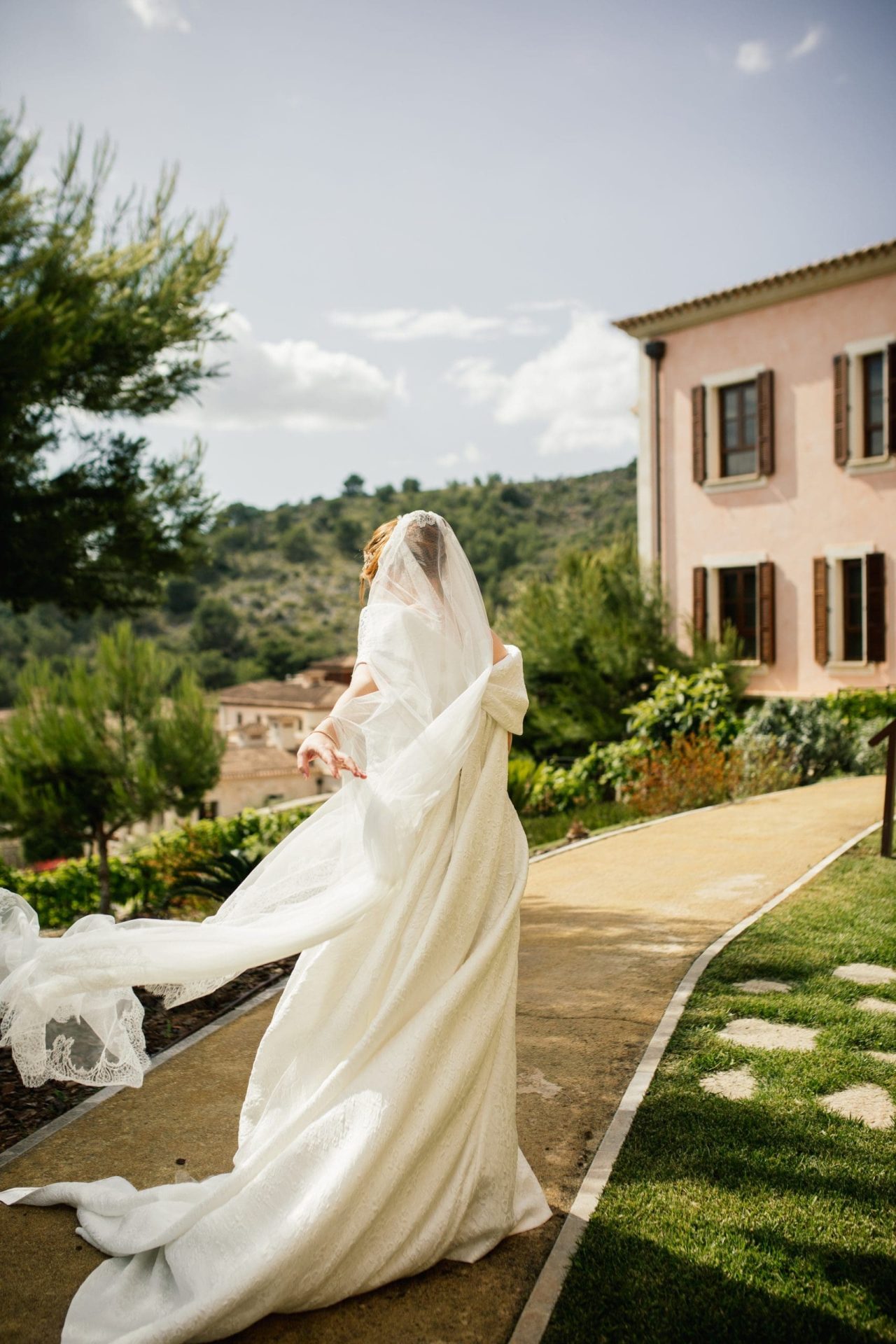 Novia caminando por los jardines del Cap Vermell Grand Hotel en Mallorca.