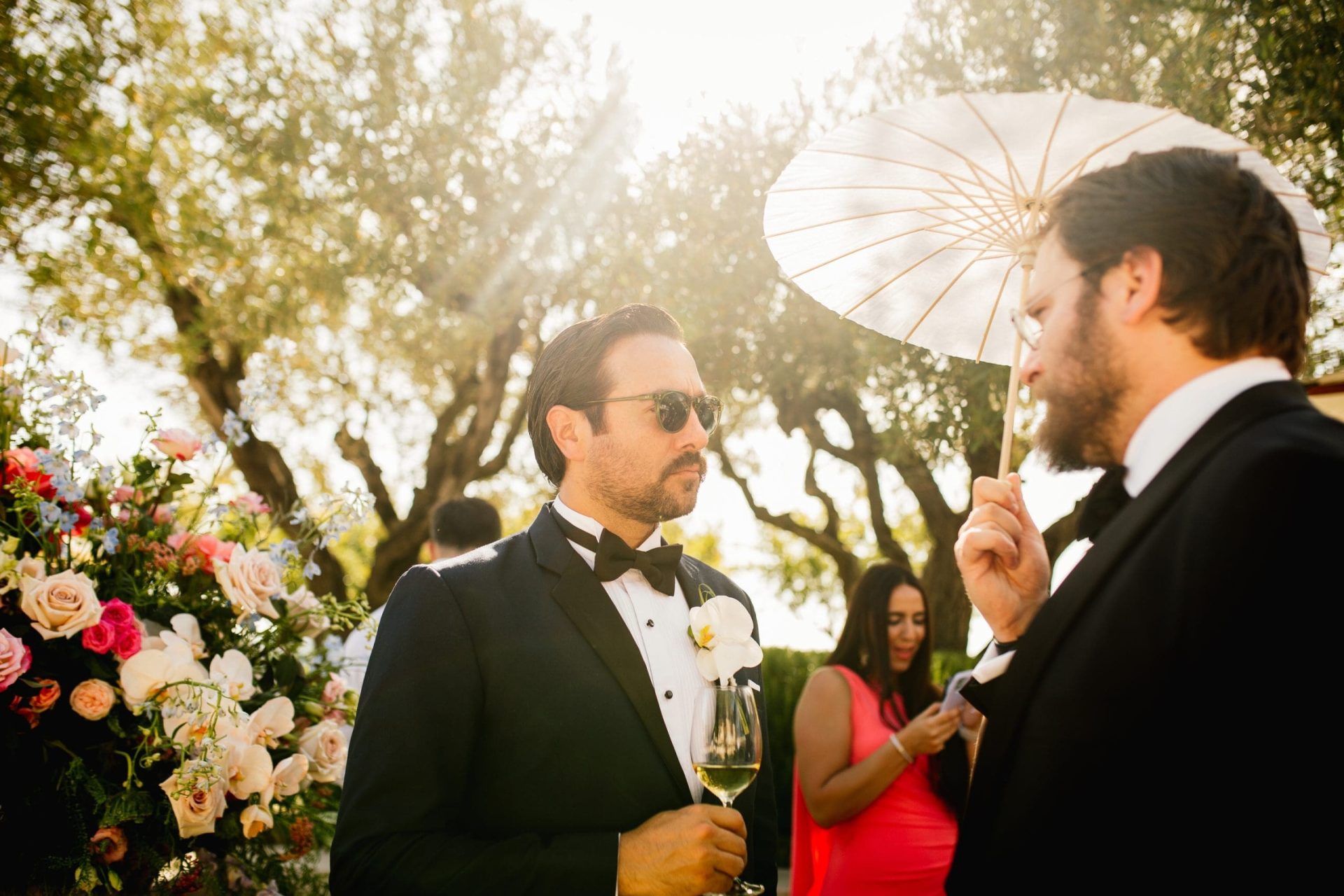 Dos hombres conversando durante una boda pequeña en Cap Vermell Grand Hotel, Mallorca.