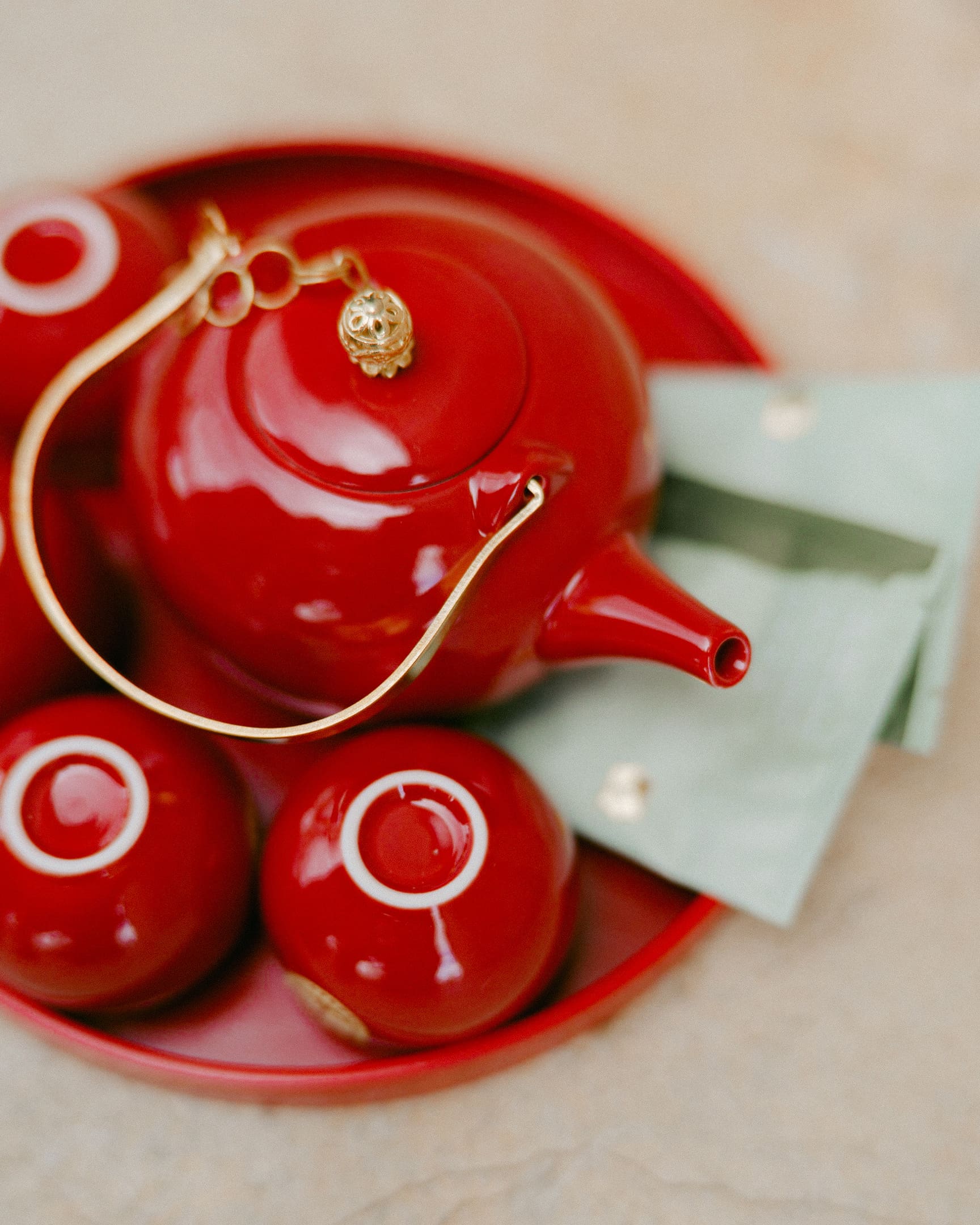 Tetera y vasos rojos para ceremonia del té en boda china.