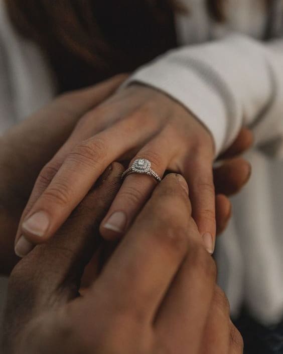 Pedida de mano íntima con anillo de compromiso halo.