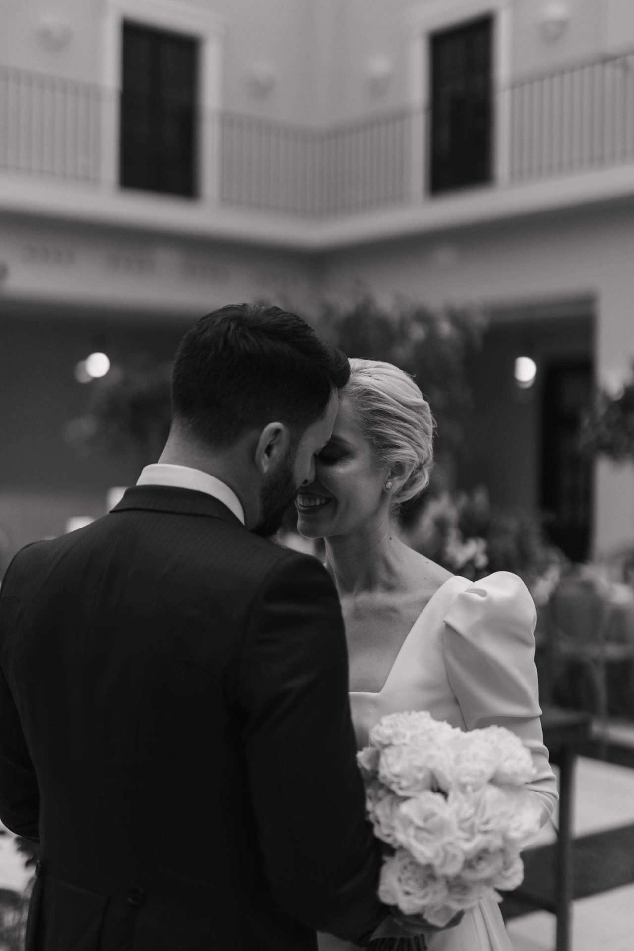 Pareja de recién casados compartiendo un momento íntimo