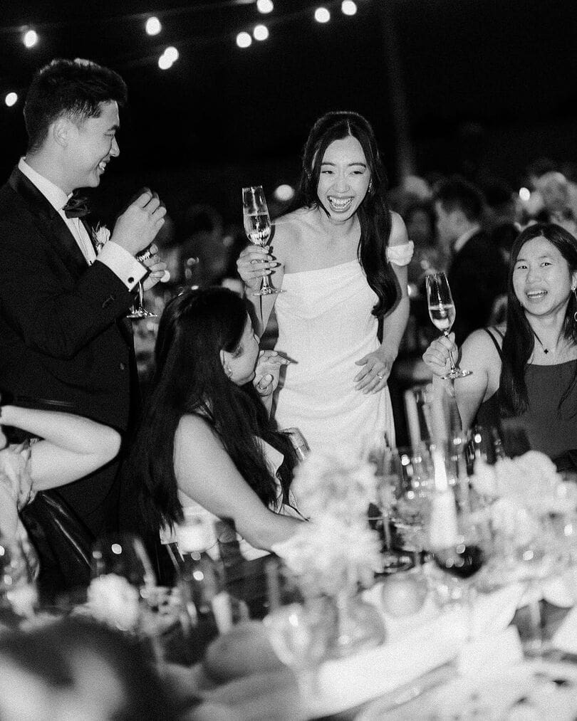 Novios brindando con invitados durante la recepción de su boda
