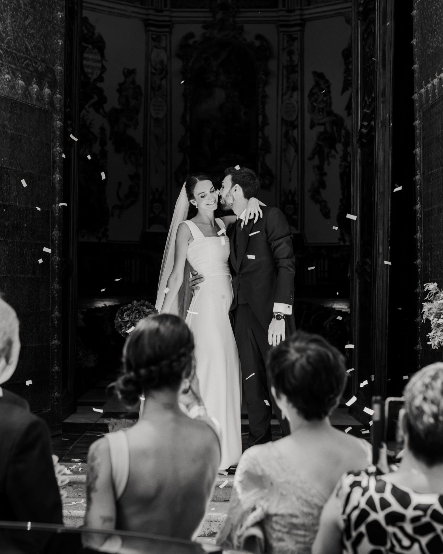 Novios besándose en la salida de la iglesia