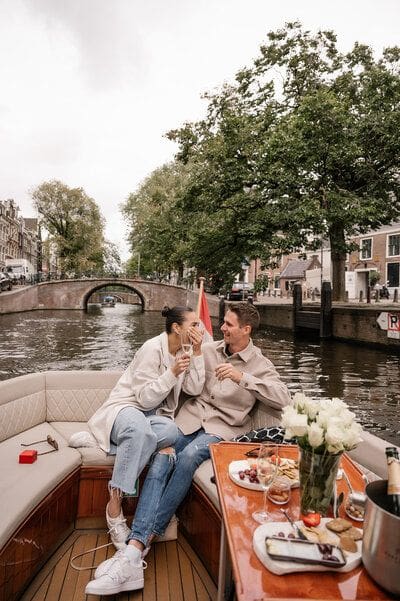 Pedida de mano en un barco en los canales de Ámsterdam.