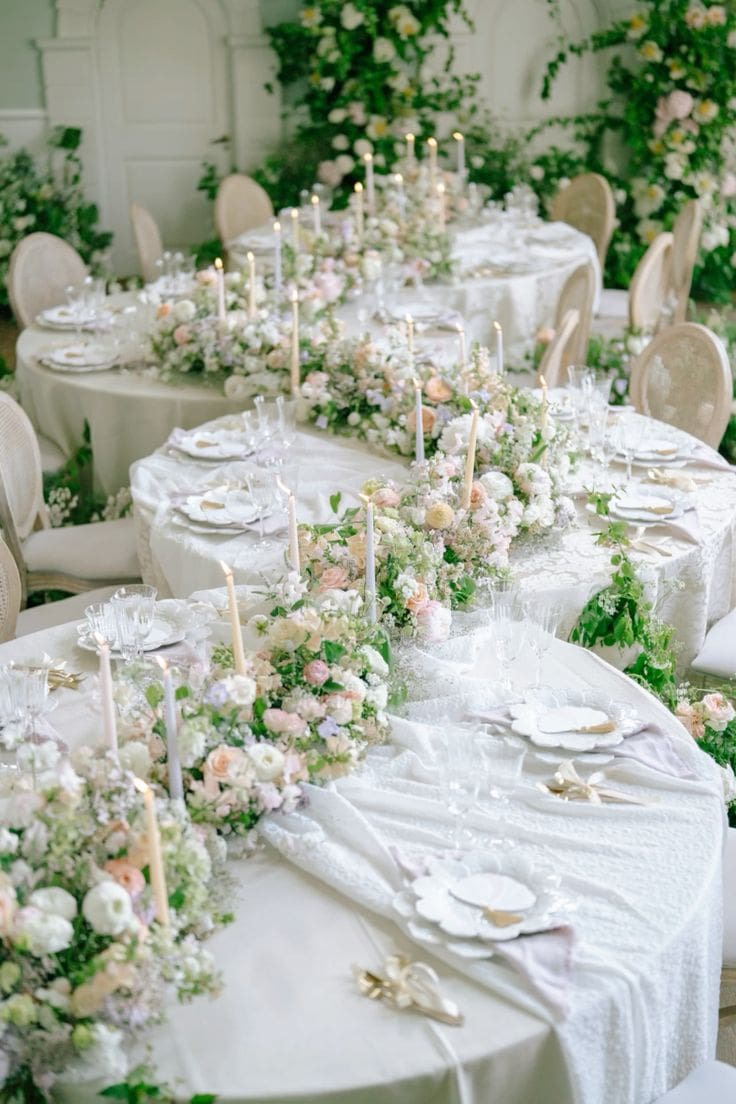 Varias mesas redondas colocadas en forma de S en una boda, diseño dinámico destacado en las tendencias de boda 2025.