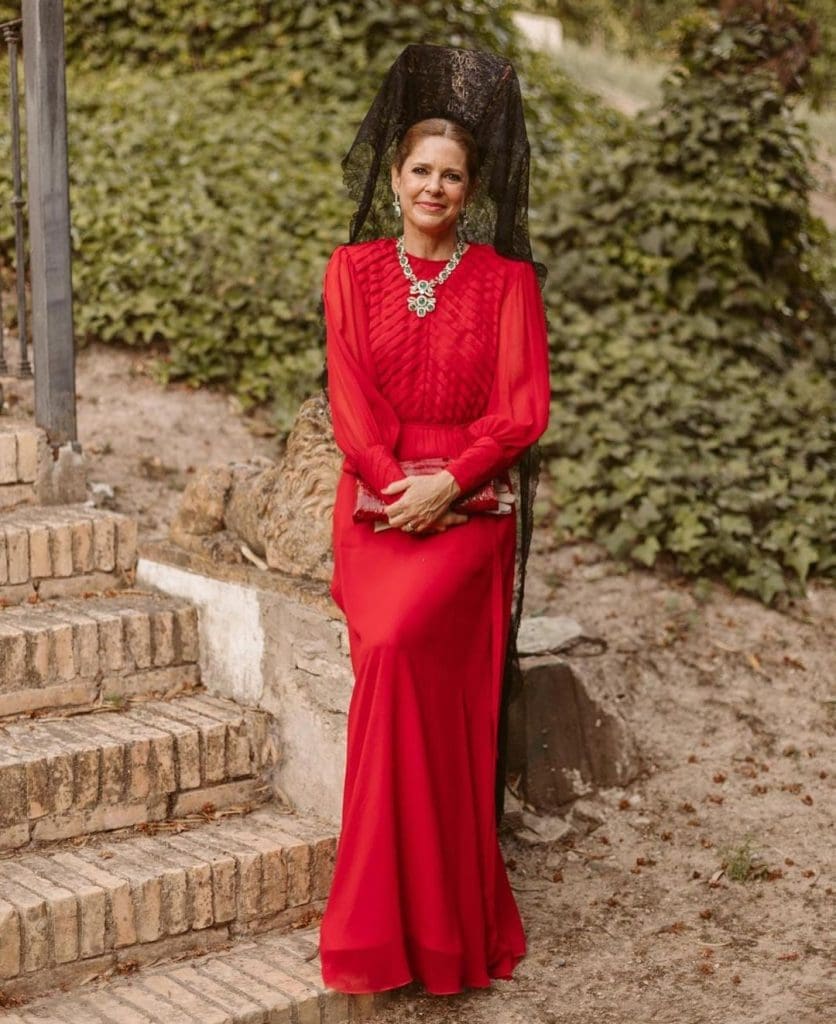 Vestido de madrina atemporal diseñado por Antonio García.
