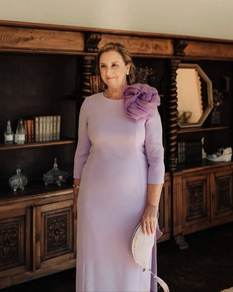 Vestido de madrina minimalista diseñado por Laura Sainz de Aja.
