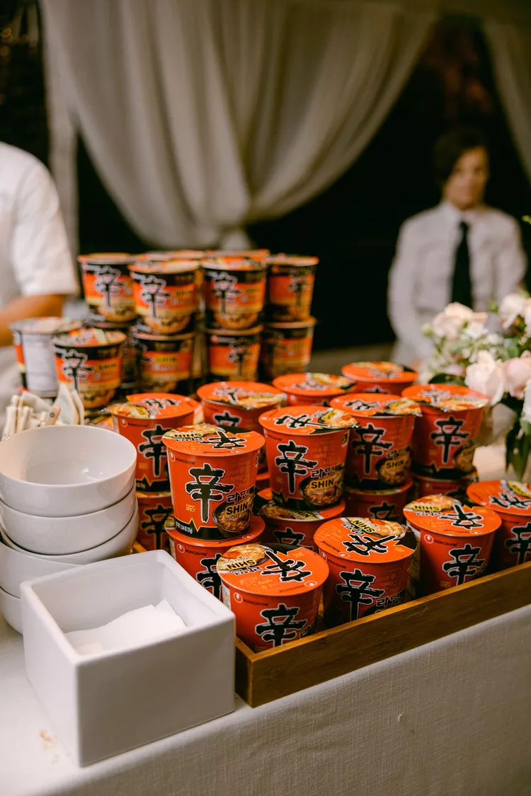 Mesa con fideos instantáneos en envases individuales, una opción original para la recena de boda.