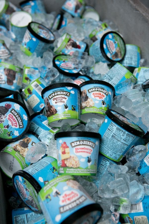 Vasos con helados individuales en hielo, una opción refrescante para la recena de boda.