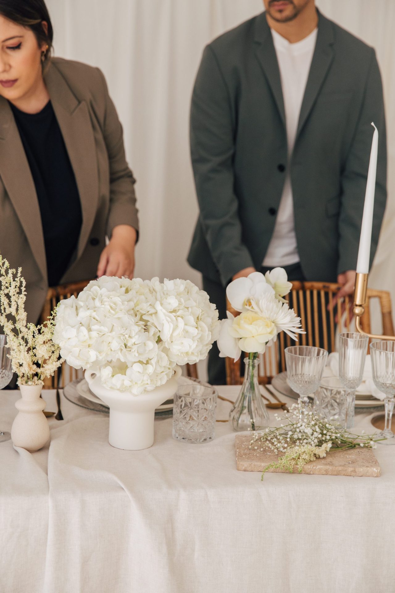 Estela y Dani, cofundadores de Bouclé Weddings, enseñando en el curso de wedding planner a como hacer una editorial