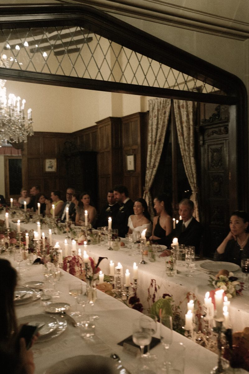Cena a la luz de las velas bajo el artesonado de La Baronía, en la boda de Abbie y Norman
