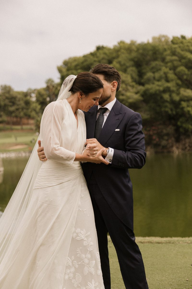 Maria and Rubén hold each other by the lake at Torrequebrada Golf Club, Benalmádena
