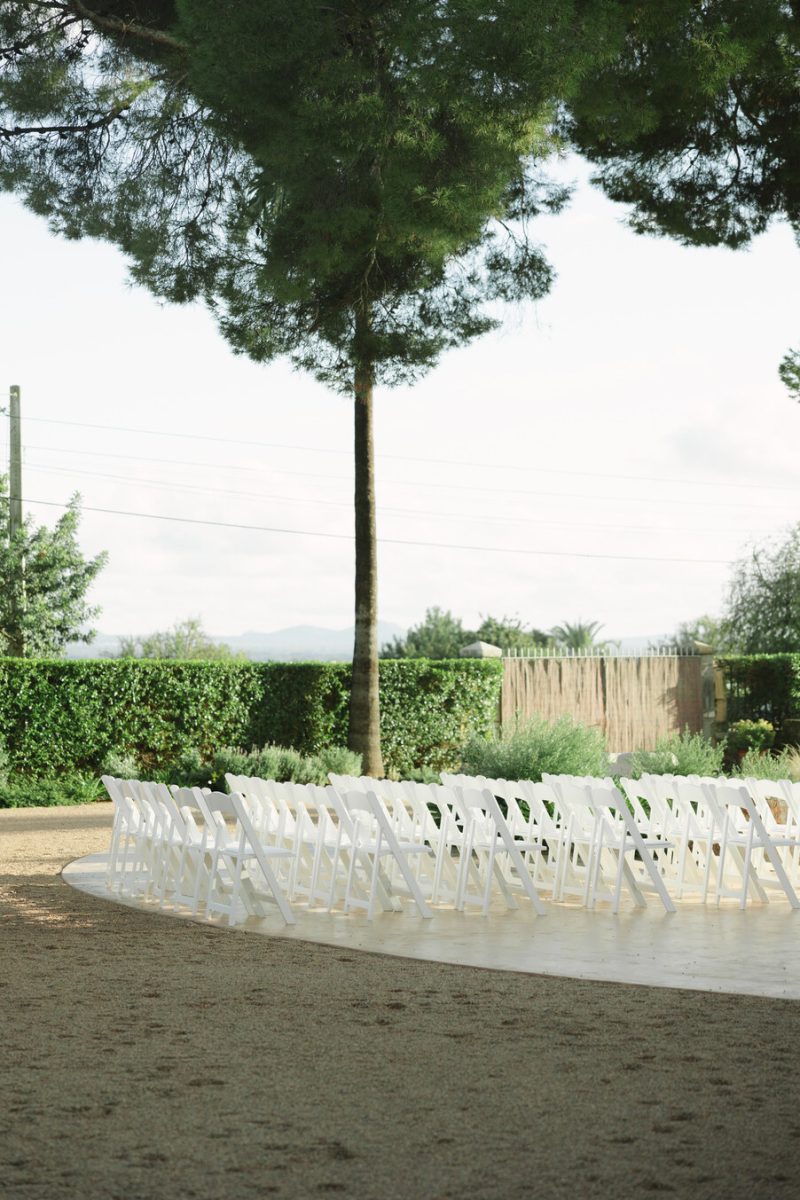Las sillas de la ceremonia, en semicírculo bajo el pino de la Finca Morneta