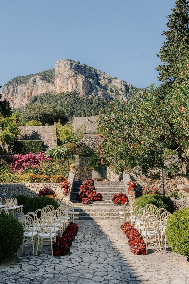 The ceremony set in the cobbled courtyard at Finca Son Berga, with the Tramuntana behind