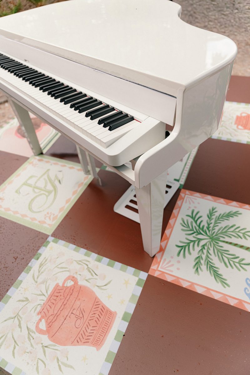 Piano de cola blanco sobre baldosas pintadas a mano en Son Togores