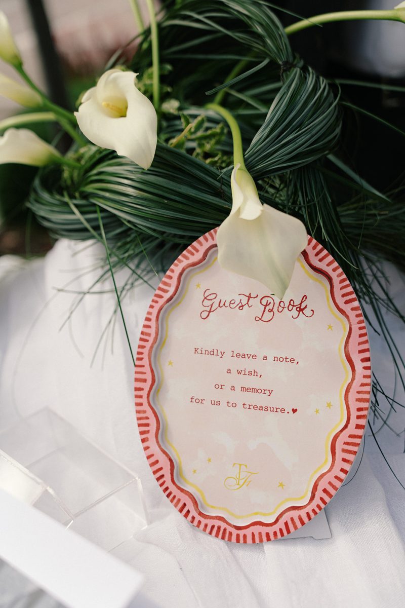 Cartel del libro de firmas entre calas en la boda de Tammy y Frank