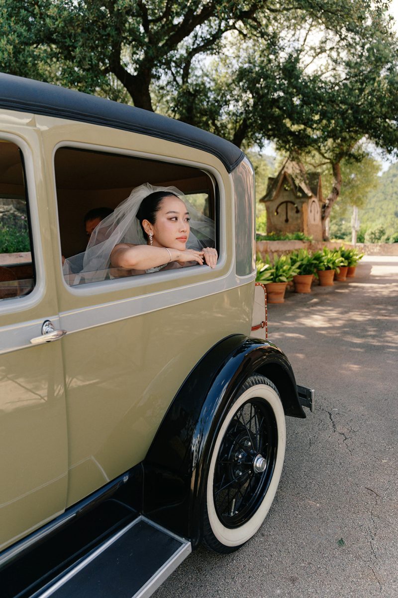 Tammy llega a la ceremonia en un coche clásico
