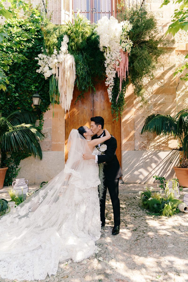 Tammy y Frank se besan ante la puerta de flores de Son Togores tras la ceremonia