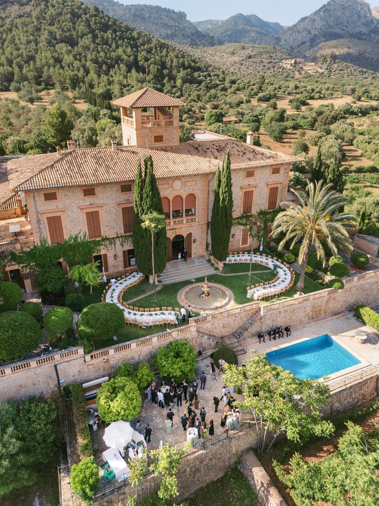 Vista aérea de Son Togores con su torre, los jardines y la piscina durante el cóctel