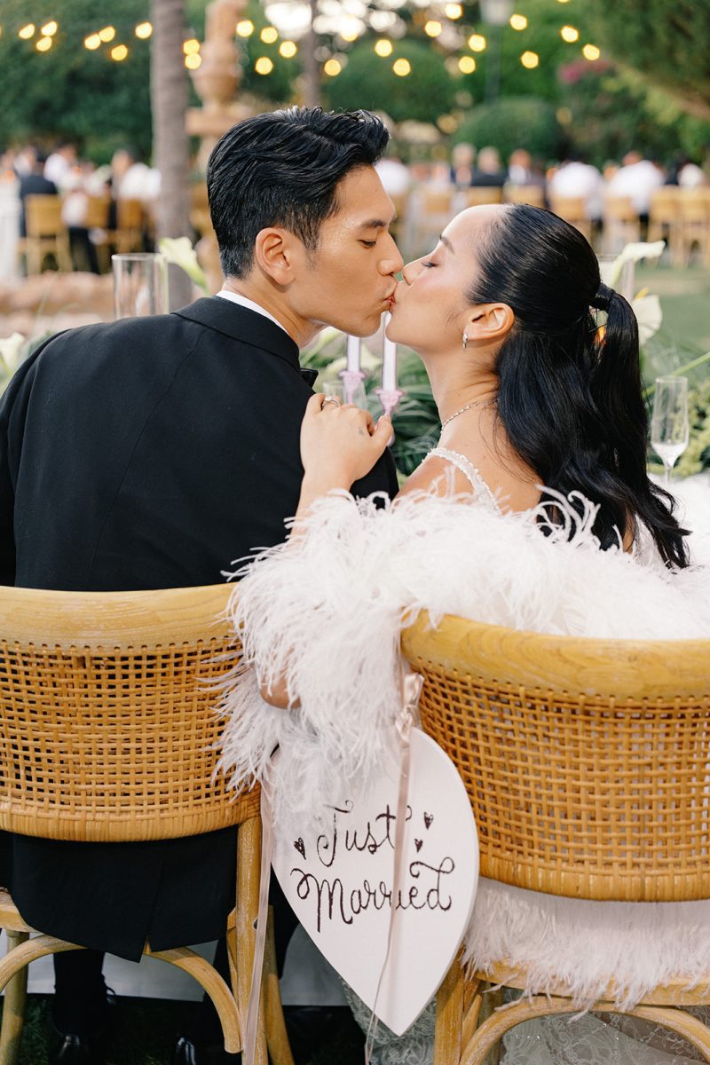 Tammy y Frank se besan en la mesa, con el cartel de «Just Married» en las sillas