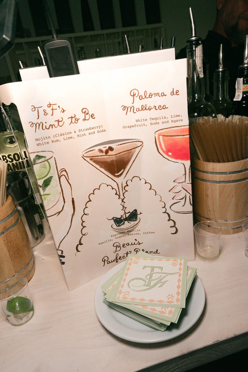 Carta ilustrada de cócteles de la boda, con «T&F's Mint to Be» y «Paloma de Mallorca»