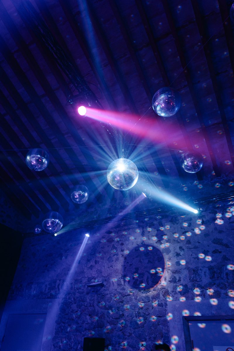 Bola de discoteca y luces sobre la pista de baile