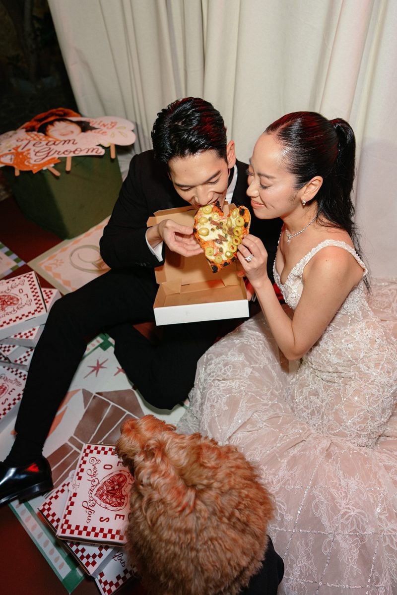 Tammy y Frank comen pizza sentados en el suelo junto a su perro